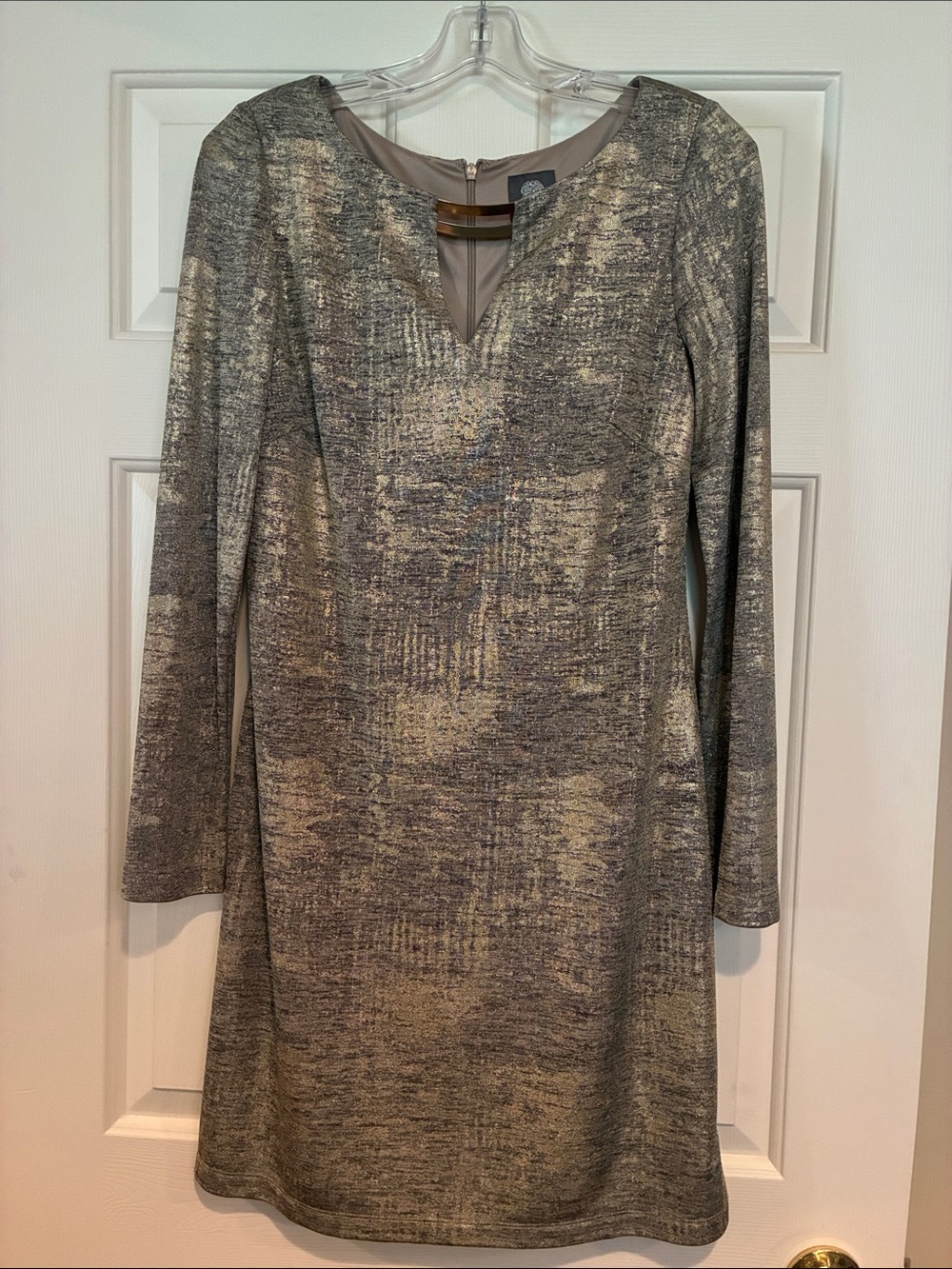 Vince Camuto Long Sleeve Sheath Dress in Gray & metallic gold. Size 6.